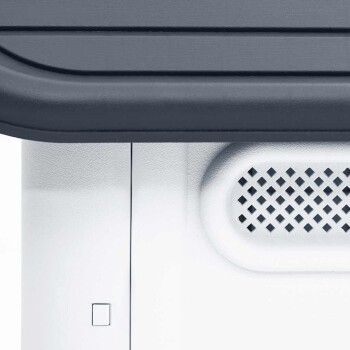 Nahaufnahme eines Haustierfutterlagers mit einem grauen Deckel und einem weißen Körper, mit einem Belüftungsgitter und einem kleinen Knopf.