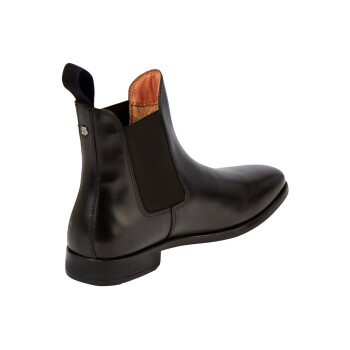 Schwarze Leder Chelsea-Stiefel mit elastischen Seitenpaneelen und einer glatten Oberfläche, die ein schlankes Design und einen niedrigen Absatz zeigen.
