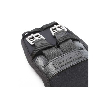 Nahaufnahme eines schwarzen Haustiergeschirrs mit verstellbaren Riemen und Metall-Schnallen, mit einem Kavalkade-Logo an der Seite.