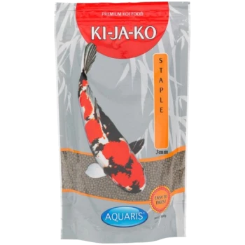 Eine Tüte KI-JA-KO Premium Koi-Futter mit einer bunten Koi-Fisch-Illustration, beschriftet mit "STAPLE" und "3mm", mit dem Text "EINFACH ZU VERDAUEN".