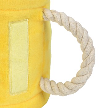 Jouet en peluche jaune en forme de chope de bière, avec une poignée en corde texturée.