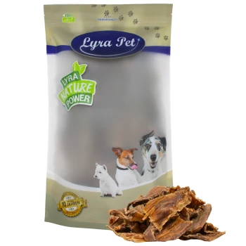 Lyra Pet Hundeleckerlis-Packung mit drei Hunden auf der Vorderseite, beschriftet mit "100% natürlich" und "Lyra Nature Power", mit einem Haufen Leckerlis davor.