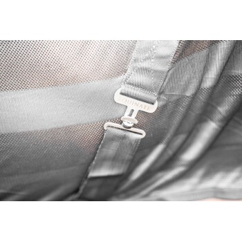 Nahaufnahme eines grauen Haustiertragegurts mit einer Metall-Schnalle, die mit "EQUINATE" beschriftet ist, und einem Netzstoffdesign.