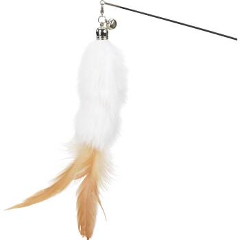 Ein Katzenspielzeug mit einem flauschigen weißen und braunen Federteaser, der an einem schwarzen Stock befestigt ist, entworfen für interaktives Spielen.