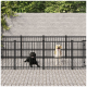 Zwei Hunde, ein schwarzer Labrador und ein gelber Labrador, befinden sich in einem schwarzen Metallhundezwinger auf einem Steinpflaster, mit Grün im Hintergrund.
