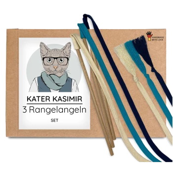 KATER KASIMIR Katzenspielzeug-Set: 3 Holzstäbe mit blau-cremefarbenen Quasten; Etikett trägt außerdem 'Handmade with Love'.