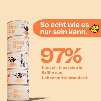 Gestapelte Dosen Katzenfutter mit der Aufschrift "Rind Pur" und "The Better Cat," mit "97% Fleisch, Innereien & Brühe" und "So echt wie es nur sein kann."