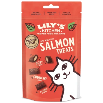 Die Verpackung von Lily's Kitchen Lachs-Leckerlis für Katzen zeigt eine verspielte Katze und hebt "Natürliche Zutaten," "Getreidefrei," und "Kein Zuckerzusatz" hervor.