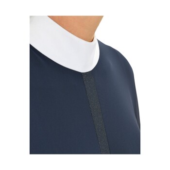 Nahaufnahme des Nackens und Kragens einer Person, mit einem weißen Kragen und einem marineblauen Kleidungsstück mit einem subtilen glitzernden Streifen.