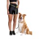 Eine Person in schwarzen Sportshorts und einem Crop-Top steht neben einem angeleinten Hund und zeigt eine stilvolle Haustierleine.