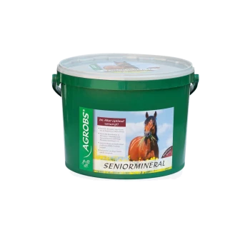 Grüner Eimer mit der Aufschrift "SENIORMINERAL" mit einem Pferd auf der Vorderseite, das optimale Pflege für ältere Pferde fördert.