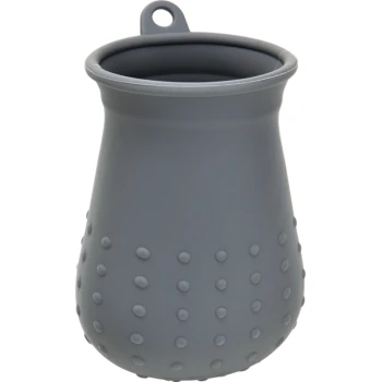Bol en silicone gris pour nourriture ou eau pour animaux de compagnie avec une surface texturée et une petite boucle suspendue en haut.