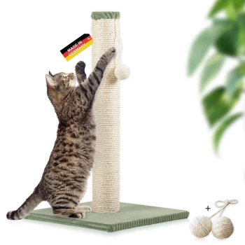 Getigerte Katze kratzt an einem beigen Sisal-Kratzbaum mit "Made in Germany" Etikett und zwei zusätzlichen Sisalbällen.