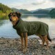 Eine weiche, olivgrüne Hundejacke mit rundem Kragen und einer Seitentasche mit dem Logo 'THE DOG IDEA.'