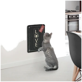 Eine graue Katze, die zu einem wandmontierten Kratzbrett greift, das 'LOVE' sagt, mit einem roten Anhänger, in einer modernen Küchenszene.