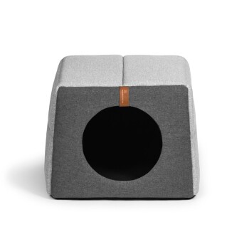 Stylisches Haustierhaus mit einem grauen und schwarzen Stoffdesign, das einen runden Eingang und ein Lederetikett oben hat.