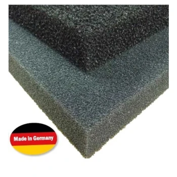 Drei Schichten aus schwarzen und grauen Schaumstoffpolstern, die übereinander gestapelt sind, mit einem "Made in Germany"-Label in der unteren linken Ecke.