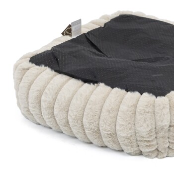 Beiges, rundes Plüsch-Haustierbett mit schwarzem rutschfestem Boden und sichtbarem Markenschild auf weißem Hintergrund.