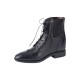 Schwarze Leder-Ankle-Boots mit Schnürung und elastischen Seitenpaneelen, mit einer abgerundeten Zehenpartie und einem niedrigen Absatz.