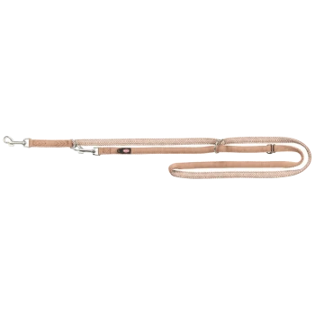 Eine hellbeige Hundeleine mit geometrischem Muster, mit einem Metallclip an einem Ende und einem gepolsterten Griff, vor einem weißen Hintergrund präsentiert.