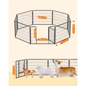 Ein achteckiger Haustier-Spielbereich (210 cm Durchmesser, 60 cm Höhe) mit einem Tor, in der Nähe ein Corgi und ein flauschiger weißer Hund.
