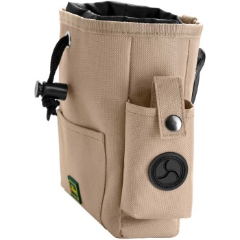 Beige Leckerlitasche für Haustiere mit einem Kordelzugverschluss, Seitentasche und einem schwarzen runden Logo, entworfen für Bequemlichkeit während der Spaziergänge.