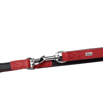 Eine Nahaufnahme einer schwarzen und roten Leder-Hundeleine mit einem silbernen Metallclip und einem kleinen 'HUNTER'-Logo.