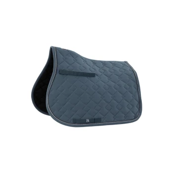 Ein dunkelblaues, gestepptes Sattelpad mit einem strukturierten Rautenmuster und einem Logosticker in der unteren rechten Ecke.