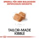 Maßgeschneiderte Kroketten für Bulldoggen, mit einer Illustration eines einzelnen Krokettenstücks und dem Text 'SPEZIELL FÜR IHRE BULLDOGGE ENTWICKELTE KROKETTE.'
