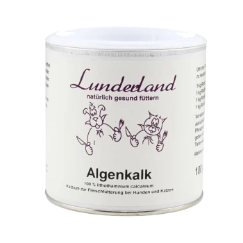 Lunderland Algenkalk, weiße Dose als Ergänzungsfuttermittel, Etikett mit Cartoon-Hund und -Katze und dem Text „natürlich gesund füttern“.