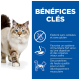 Un chat duveteux aux yeux bleus se tient à côté d'un panneau bleu mettant en avant les avantages : sans céréales, sans gluten, soutien immunitaire, digestion et protéines de qualité.