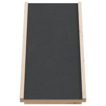Eine flache Haustierrampe mit einer dunkelgrauen Oberfläche und hellen Holzrändern, entworfen, damit Haustiere leicht höhere Oberflächen erreichen können.