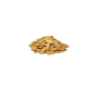 Ein Haufen goldbrauner Tierleckerlis in Form von kleinen Rechtecken und Quadraten, auf einem weißen Hintergrund präsentiert.