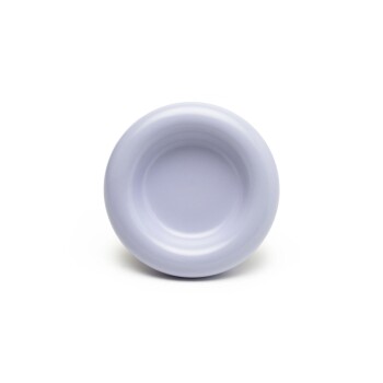 Eine einfache, runde, helllila Haustierfutter- oder Wasserschale von oben betrachtet, vor einem weißen Hintergrund.
