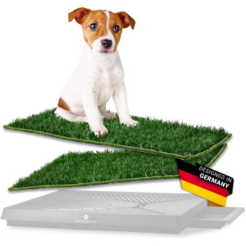 Jack-Russell-Welpe auf Kunstrasenpolstern über einer grauen Auffangschale; Anhänger 'DESIGNED IN GERMANY' und die Schale zeigt 'PFOTENWUNDER'.