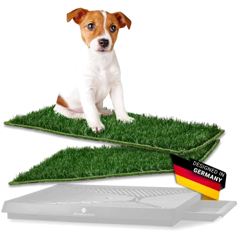 Jack-Russell-Welpe auf Kunstrasenpolstern über einer grauen Auffangschale; Anhänger 'DESIGNED IN GERMANY' und die Schale zeigt 'PFOTENWUNDER'.