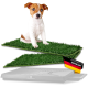 Jack-Russell-Welpe auf Kunstrasenpolstern über einer grauen Auffangschale; Anhänger 'DESIGNED IN GERMANY' und die Schale zeigt 'PFOTENWUNDER'.