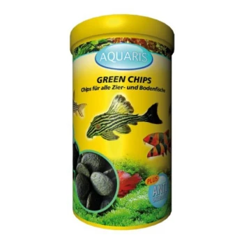 Ein gelber zylindrischer Behälter mit der Aufschrift "AQUARIS GREEN CHIPS" für Zier- und Bodenfische, mit Bildern von Fischen und dunklen Kieselsteinen.