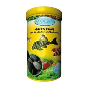 Ein gelber zylindrischer Behälter mit der Aufschrift "AQUARIS GREEN CHIPS" für Zier- und Bodenfische, mit Bildern von Fischen und dunklen Kieselsteinen.