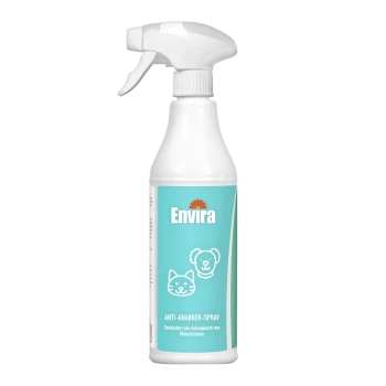 Eine weiße 'Envira' Sprühflasche auf einem türkisfarbenen Hintergrund, mit Illustrationen von Katzen und Hunden sowie dem Text 'ANTI-KNABBER-SPRAY'.