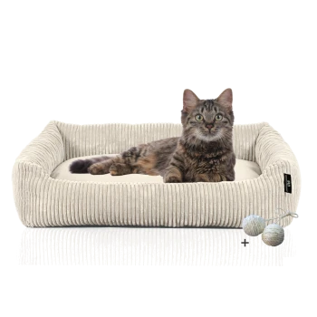 Ein gemütliches beiges Katzenbett mit einer getigerten Katze, die darin liegt, begleitet von zwei Wollknäueln, mit einem plüschigen, gerippten Design.