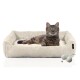 Ein gemütliches beiges Katzenbett mit einer getigerten Katze, die darin liegt, begleitet von zwei Wollknäueln, mit einem plüschigen, gerippten Design.