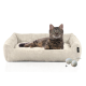 Ein gemütliches beiges Katzenbett mit einer getigerten Katze, die darin liegt, begleitet von zwei Wollknäueln, mit einem plüschigen, gerippten Design.