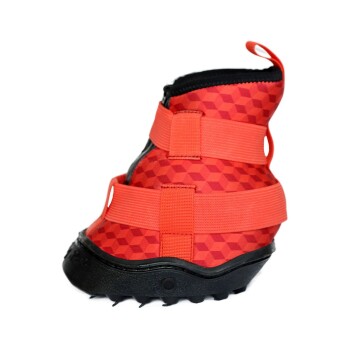 Roter Haustierstiefel mit geometrischem Muster, mit verstellbaren Riemen und einer schwarzen Gummisohle für Traktion.