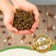 Ein Paar Hände hält einen Haufen brauner Haustierfutter-Kibble, mit einem Abzeichen, das "Bewährte Qualität seit über 15 Jahren" und "Best Quality" angibt.