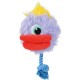 Paarse pluizige vogelvormige hondenspeelgoed met grote rode lippen, één oog, gele kuif en blauwe touwstaart.