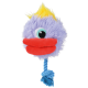 Paarse pluizige vogelvormige hondenspeelgoed met grote rode lippen, één oog, gele kuif en blauwe touwstaart.