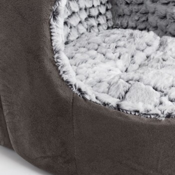 Gemütliches graues Haustierbett mit einem plüschigen, weichen Innenraum und einem flauschigen Rand, entworfen für kleine Hunde oder Katzen.