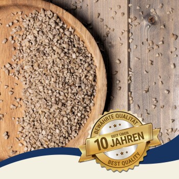 Eine Holzschüssel mit hellbraunen Tierfutterpellets, mit verstreuten Pellets auf einer Holzoberfläche und einem "Beste Qualität"-Abzeichen mit der Aufschrift "10 Jahre."