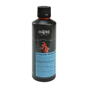 Schwarze Flasche 'MORE for fish' biologische Wasserbehandlung, mit einem Koi-Fisch-Design und blauer Etikette mit mehrsprachigem Text zur Anwendung.